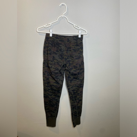 Alphalete camo print army green joggers pants women’s size small - Picture 2 of 5